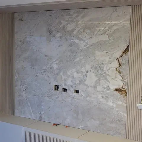 Painel de parede inteiro em pedra de veios cinza e dourados